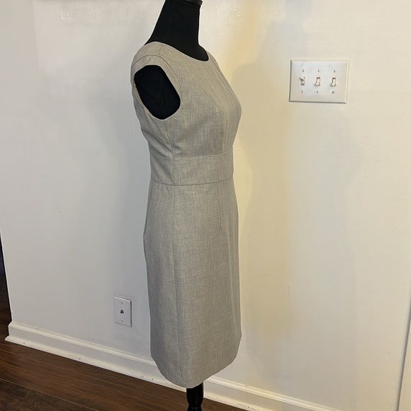 The Limited Elegant Viscose and Spandex Fitted Waist Midi Dress, Sz. 2. - Picture 4 of 9